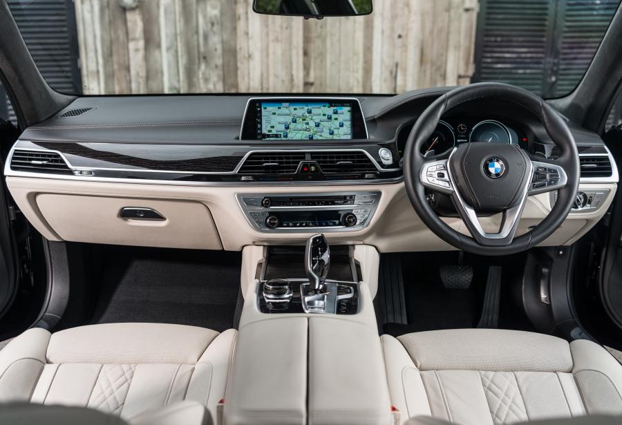 Торпедо BMW 740Le xDrive M Sport 2016 года  (UK) (фото 6 из 14)